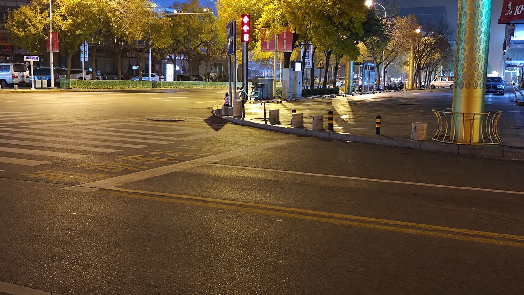 肯德基店外夜间街景
